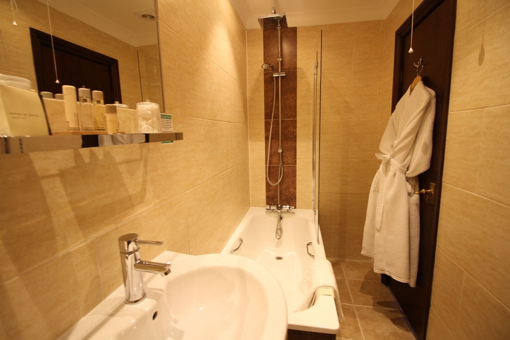 Family Room, Ensuite (Bathtub) - Photo 3