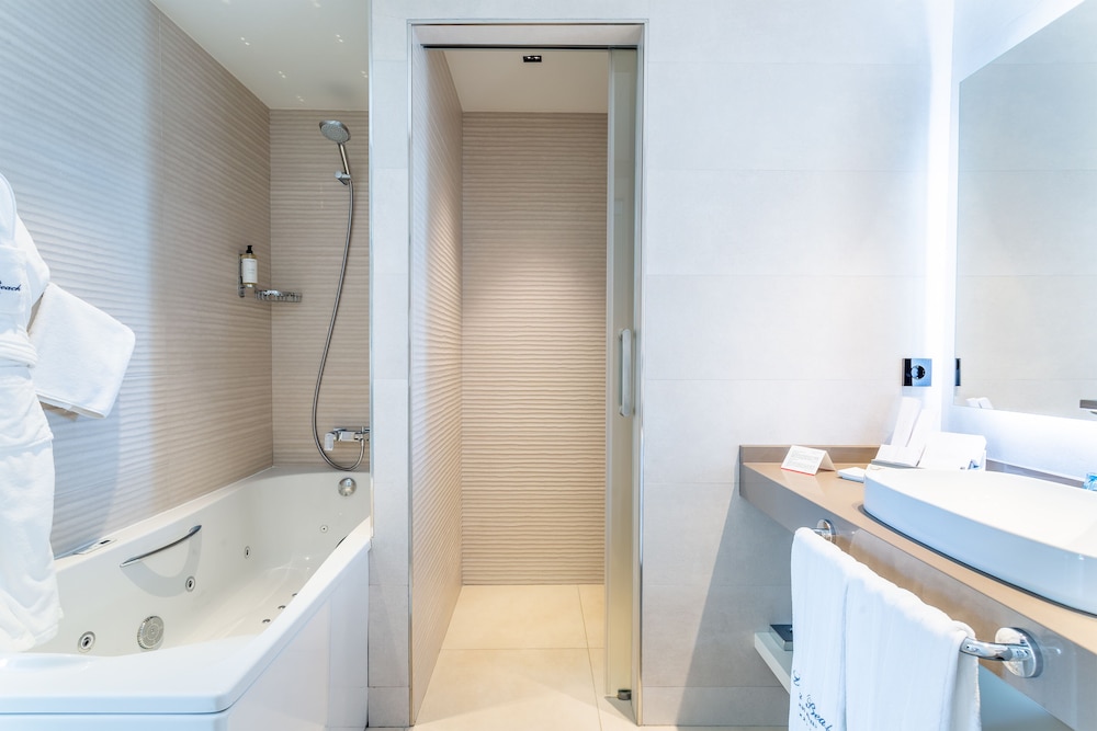 Junior Suite, Pool View thumbnail 6