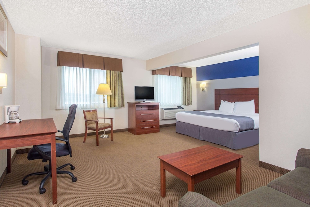Suite, Multiple Beds, Non Smoking - Photo 1