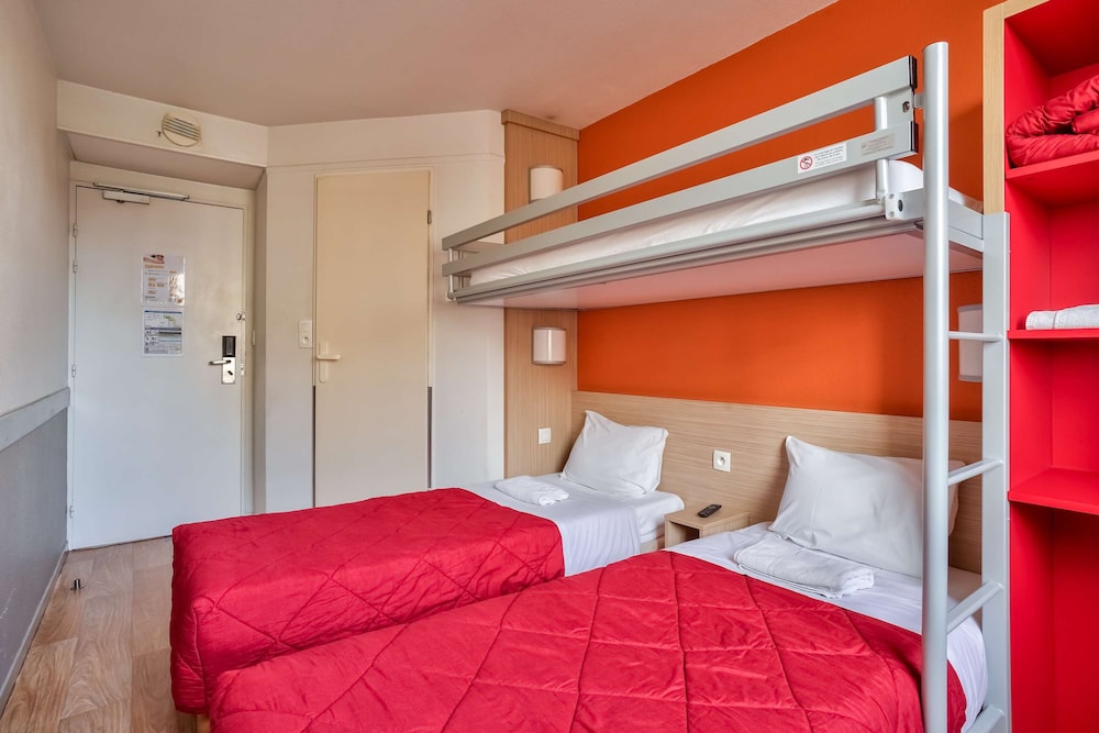 Standard Room, 3 Twin Beds photo 3