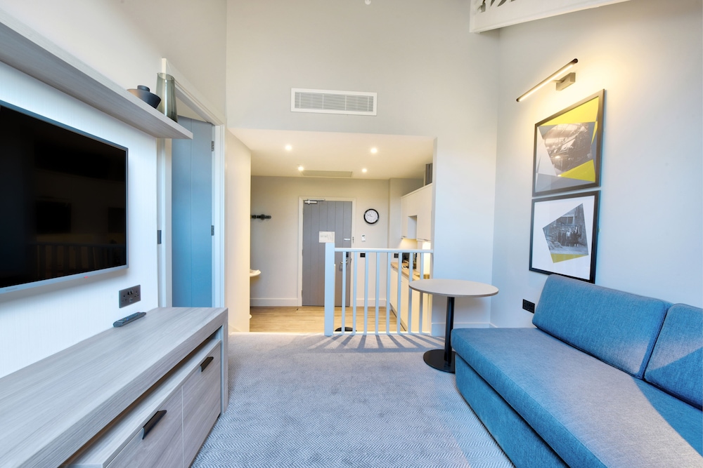 Studio Suite, 1 King Bed, Kitchen - Photo 4