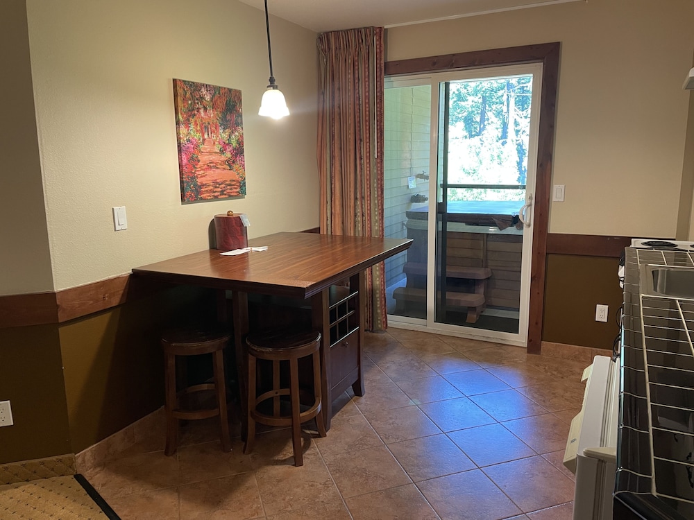 1-Bedroom King Suite with Hot Tub photo 3