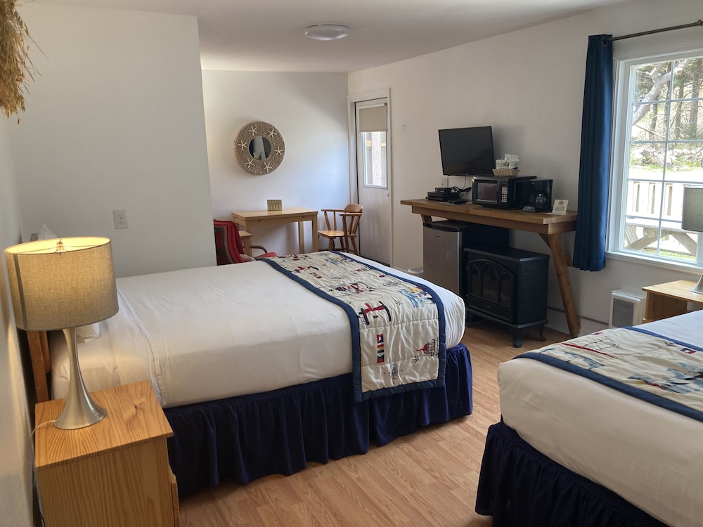 Standard Single Room, 2 Queen Beds, Mountain View, Corner, photo 6