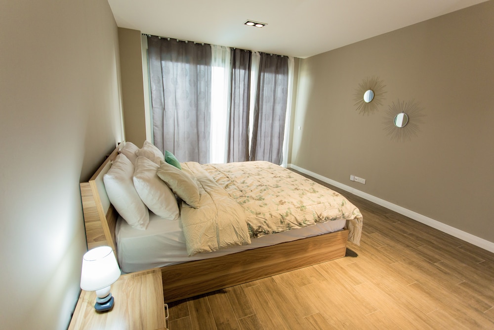 Luxury Apartment, 3 Bedrooms, Bathtub photo 3