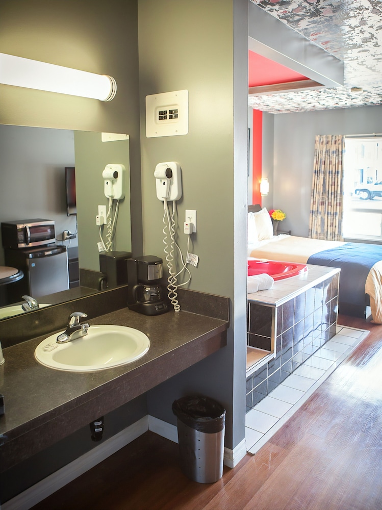 Suite, 1 Queen Bed, Jetted Tub, Courtyard View photo 2
