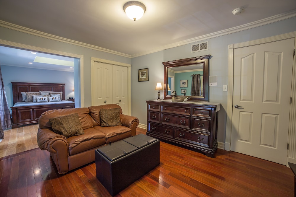 Suite, 1 King Bed (Grey Goose) photo 2
