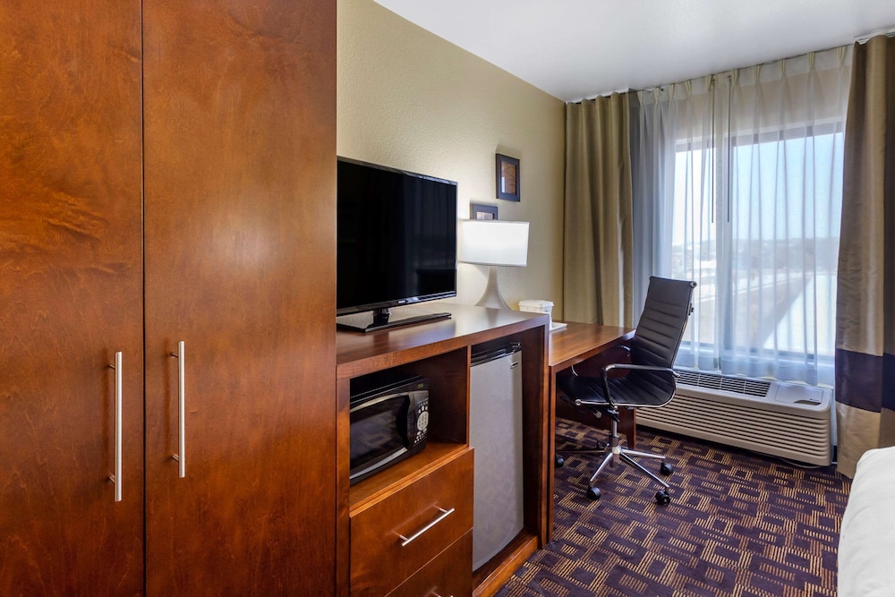Standard Room, 1 King Bed, Accessible, Non Smoking - Photo 3