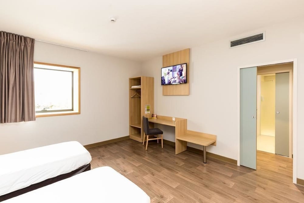 Twin Room, Non Smoking - Photo 4