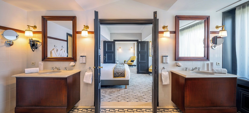 Signature Suite, 1 King Bed, Hot Tub (Warwick) - Photo 5
