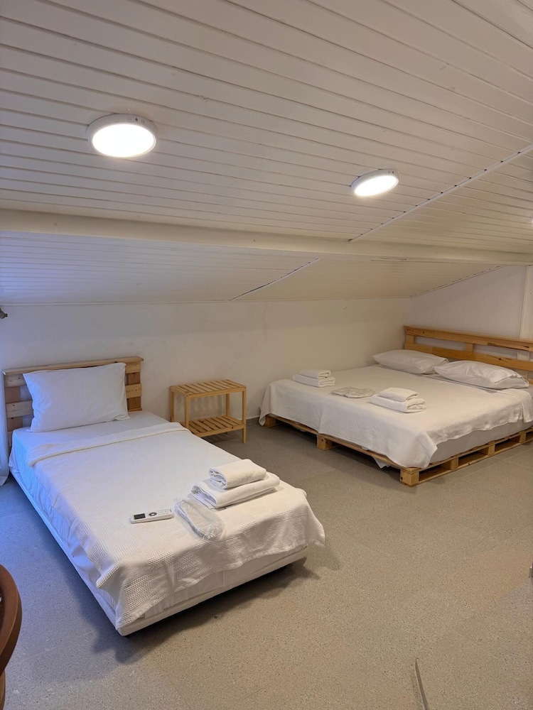 Economy Triple Room photo 1