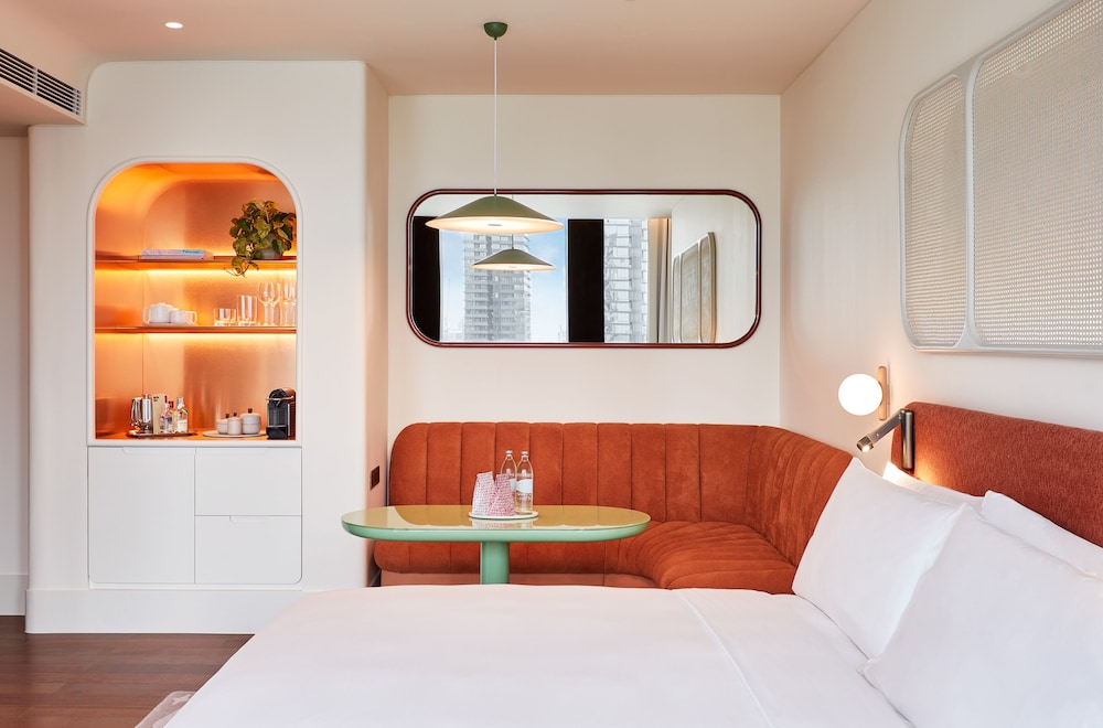 Premium Room, 1 King Bed thumbnail 5