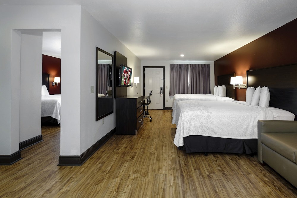 Suite, Kitchen (1 King Bed/2 Queen Beds, Smoke Free) photo 2