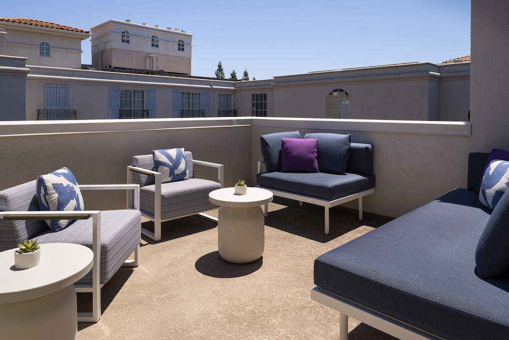 Suite, 1 King Bed, Balcony, Courtyard View - Photo 5
