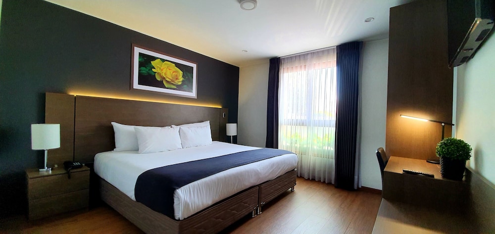 Superior Room, 1 King Bed photo 3