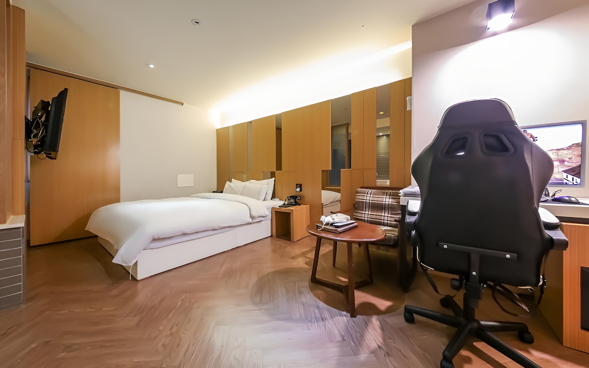 Room (Deluxe Gaming Single PC Room (1 PC Ga)