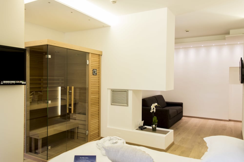 Round Suite with Hot Tub - Photo 4