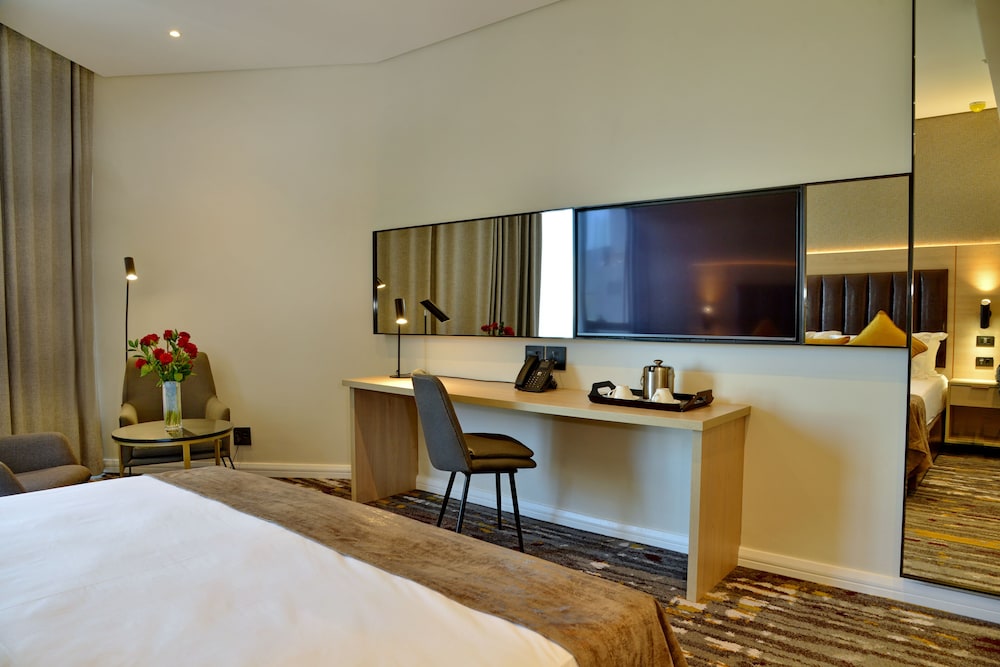 Standard Room, 1 King Bed - Photo 5