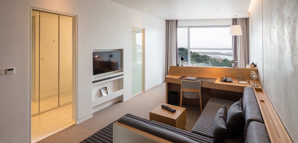 [Pool Package] Deluxe Double Room, Sea View - All Day Pool Access for 1 Adult