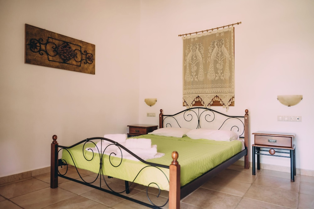 Family Apartment, 1 Bedroom (Trikalioti'S Lush Estate Apt Afrodity) photo 2