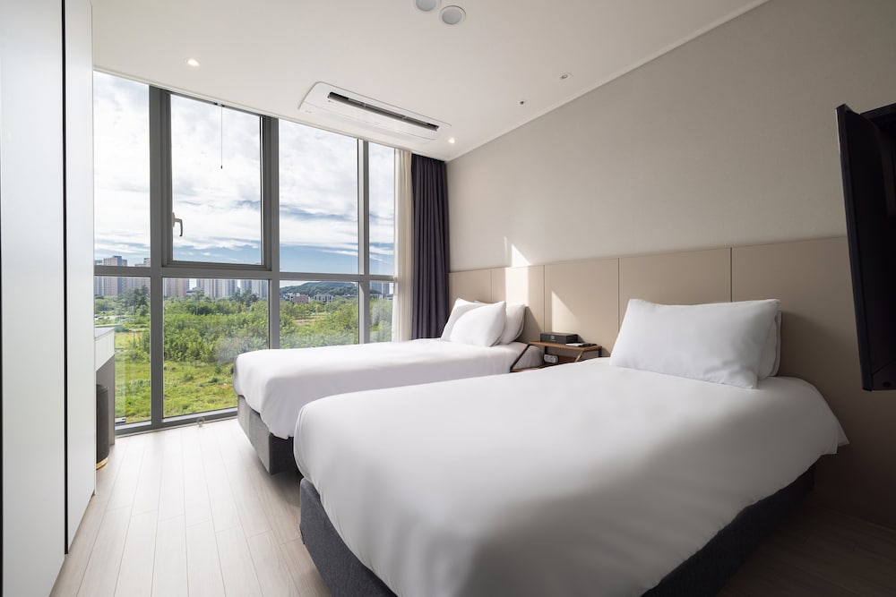 Standard Twin (City View) - Photo 2