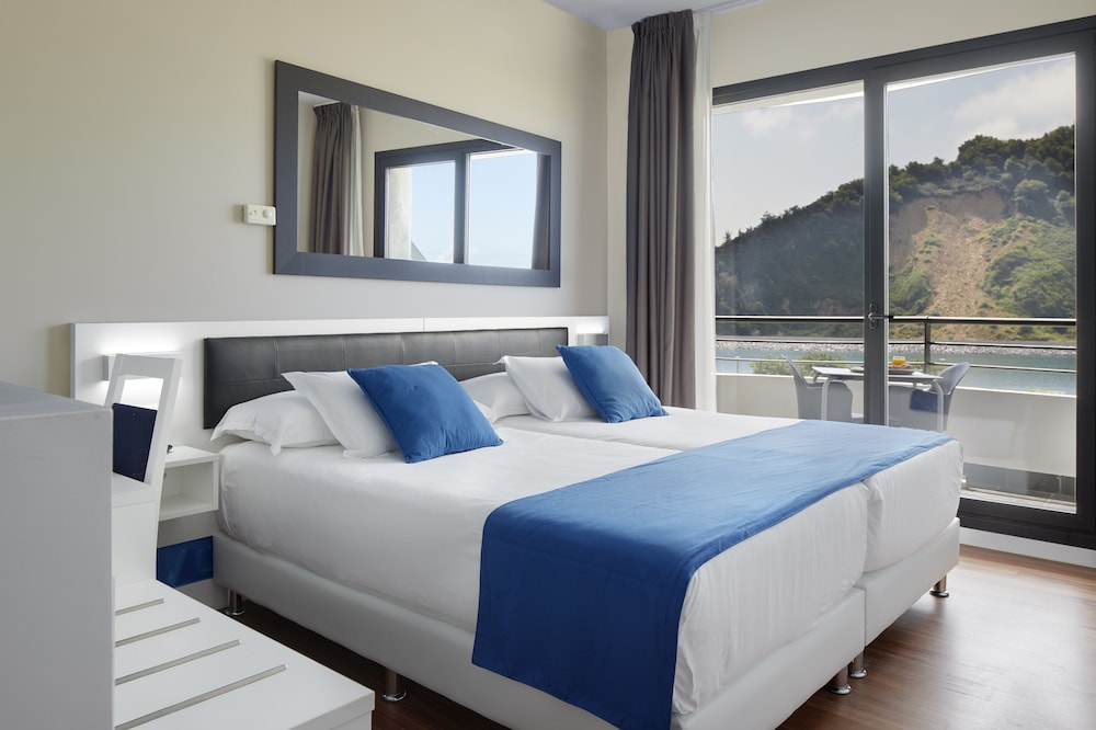 Standard Double Room Single Use, Terrace, Partial Ocean View (90 mins of free spa access per day) photo 2