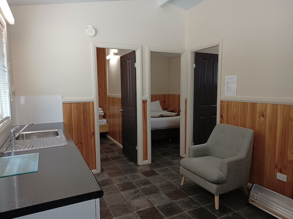 Deluxe Room, Non Smoking, Kitchen (Deluxe 2 Bdrm Cabin) photo 1