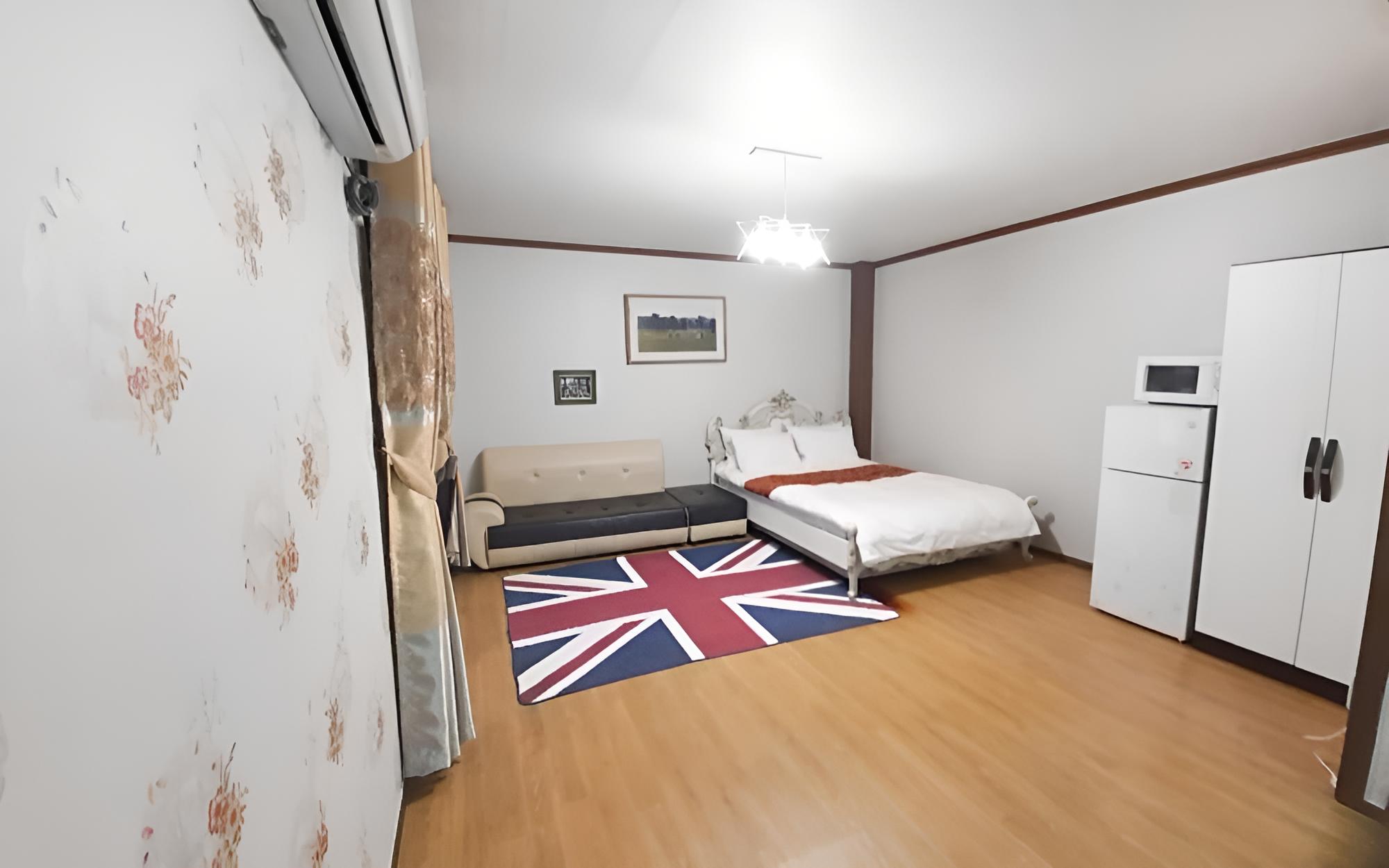 Room (Room 211)