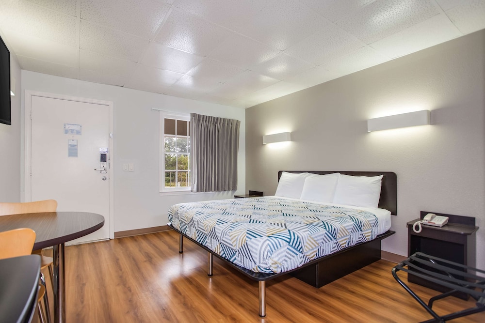 Standard Room, 1 King Bed, Non Smoking, Refrigerator