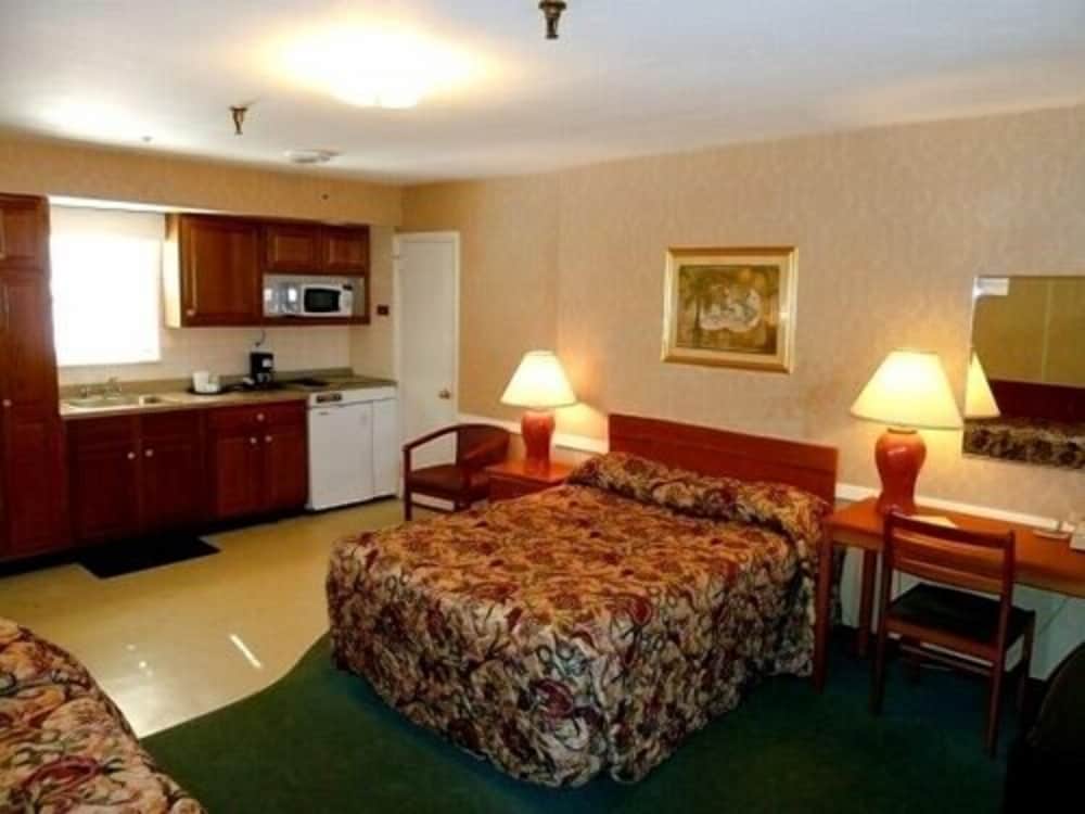 Room, 1 Double Bed and 1 Single Bed, Kitchen photo 1