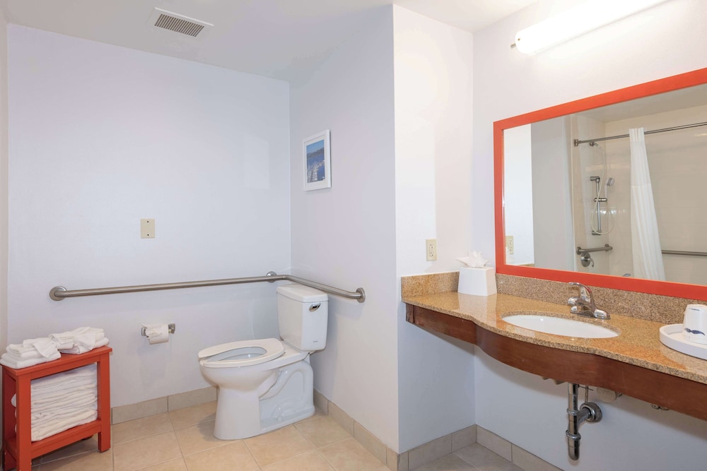 Room, 2 Queen Beds, Accessible, Non Smoking - Photo 12