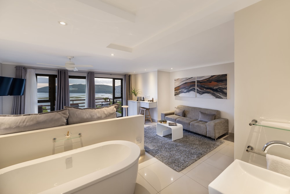THE BLOEM SUITE FOUR photo 1