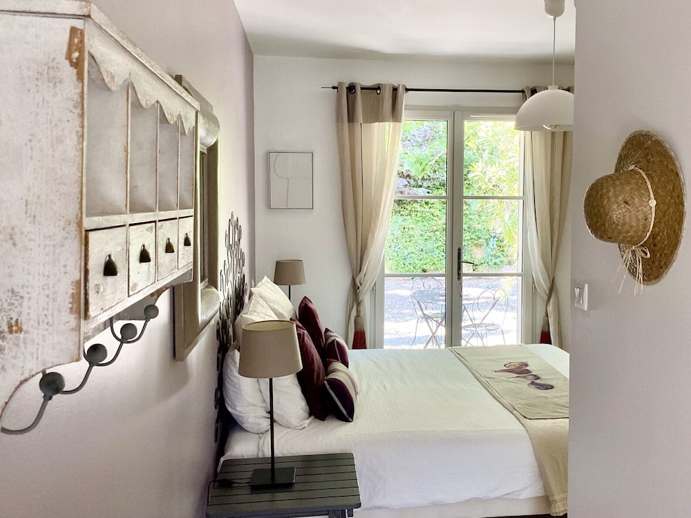 Comfort Double Room, Private Bathroom (Figuier) photo 3