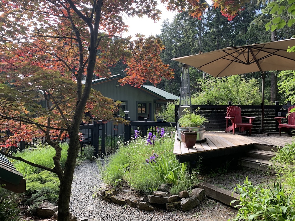 Romantic Loft, 1 Queen Bed, Hot Tub, Garden Area photo 1