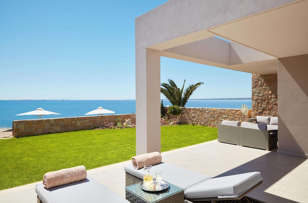 Deluxe Two Bedroom Bungalow Suite Beachfront photo 2