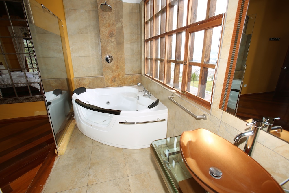 Deluxe Suite, 1 King Bed, Hot Tub, Mountain View photo 3