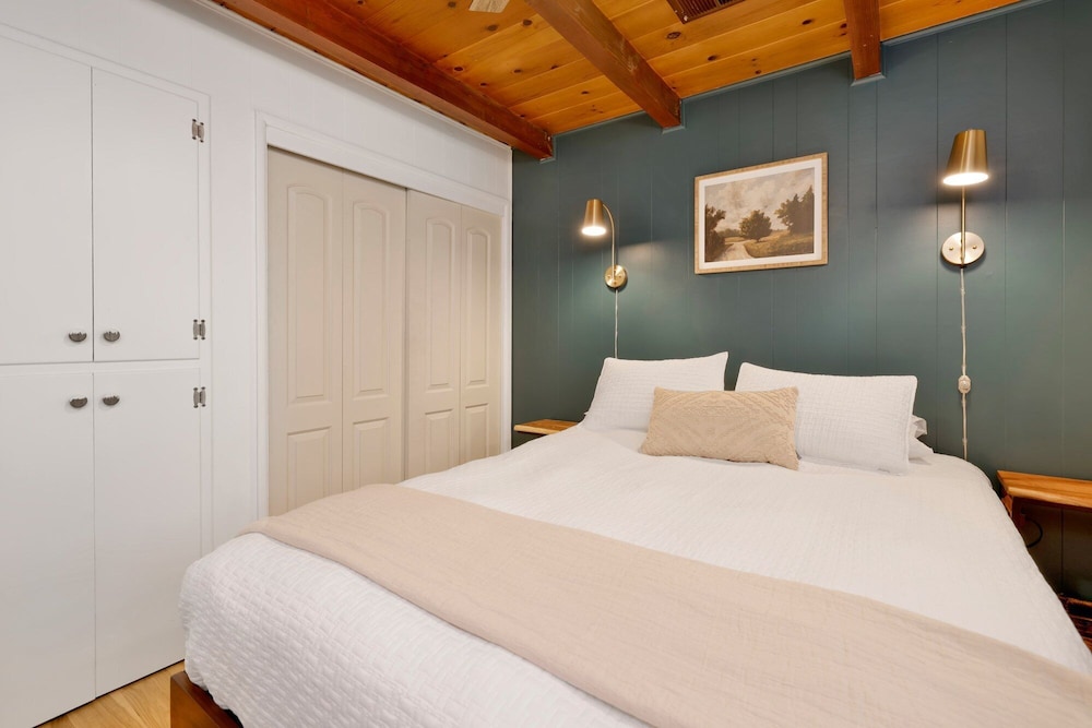 Cabin, 1 Queen Bed with Sofa bed, Hot Tub, Mountain View (2035) photo 2