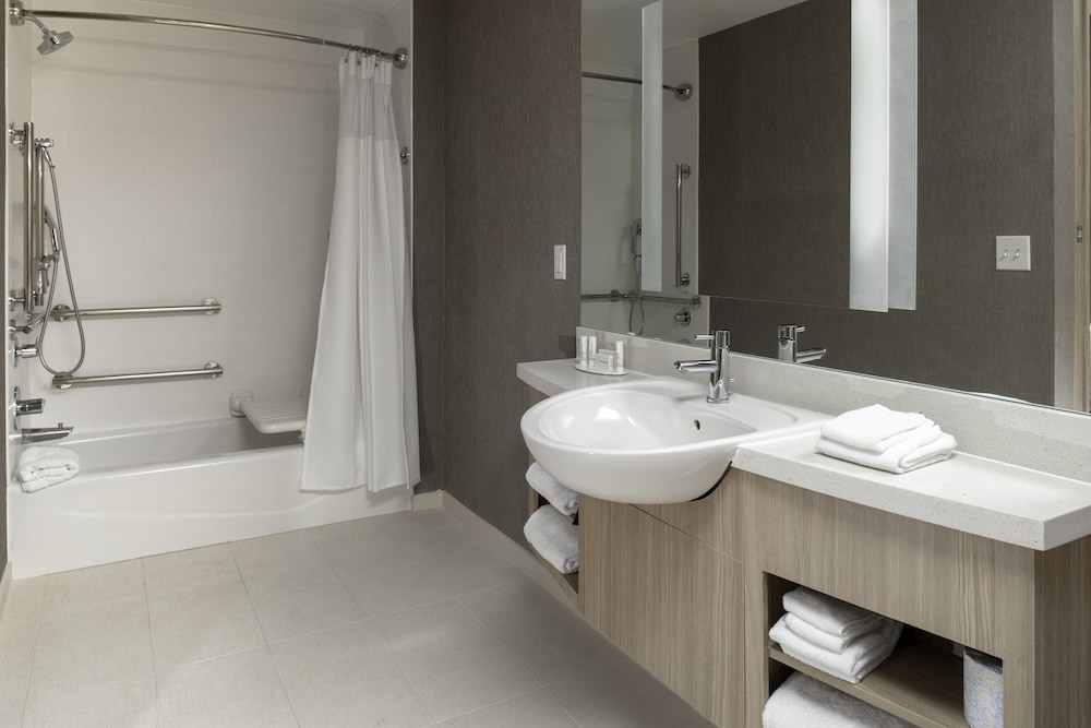 Suite, 2 Queen Beds (Mobility Accessible, Roll-In Shower) photo 2