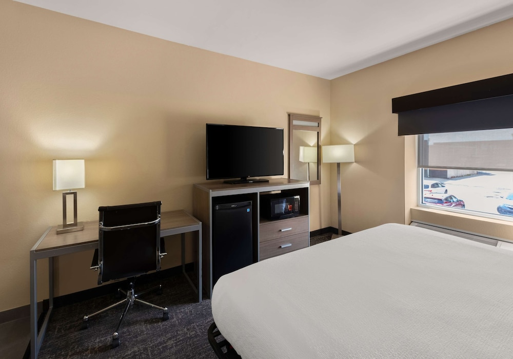 Standard Room, 1 King Bed, Non Smoking, Refrigerator & Microwave