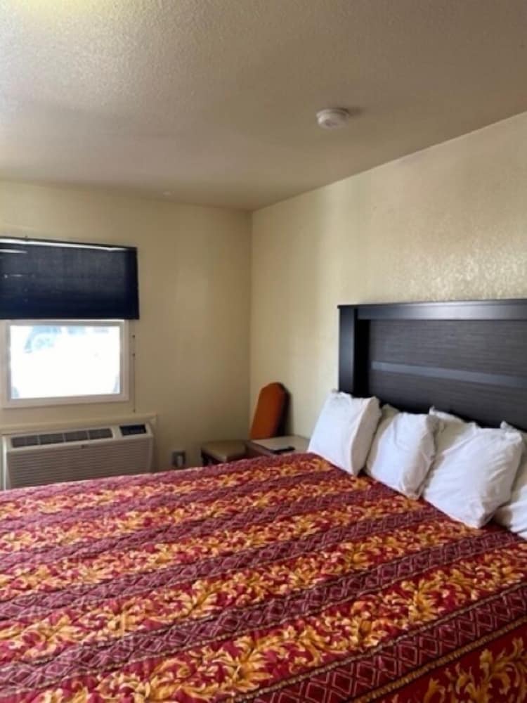 Room, 1 King Bed, Accessible, Non Smoking (Mobility, Roll-in Shower) photo 3