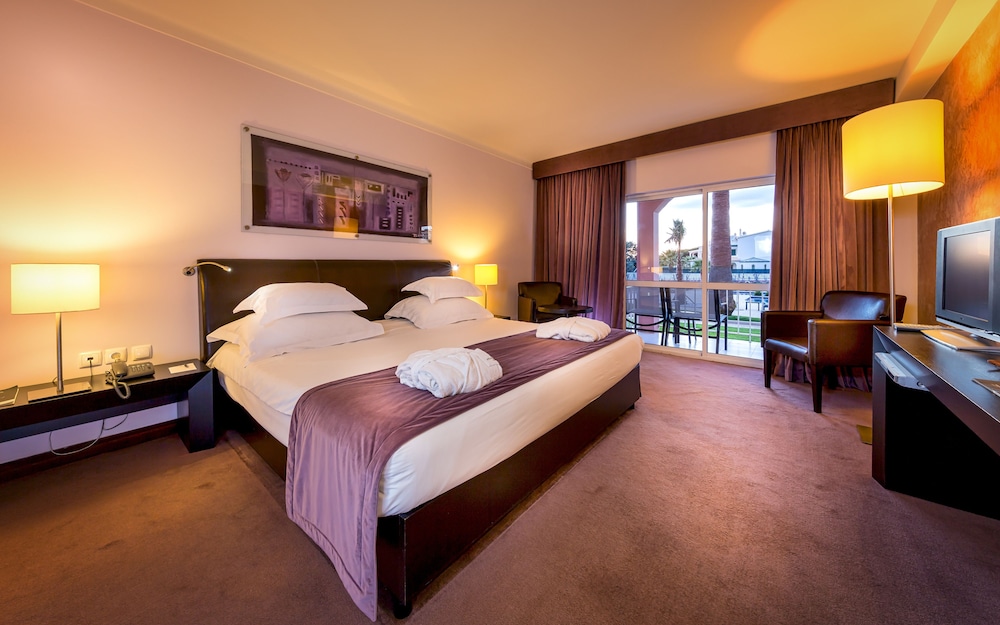 Twin Room, Pool View (Single Use) - Photo 3