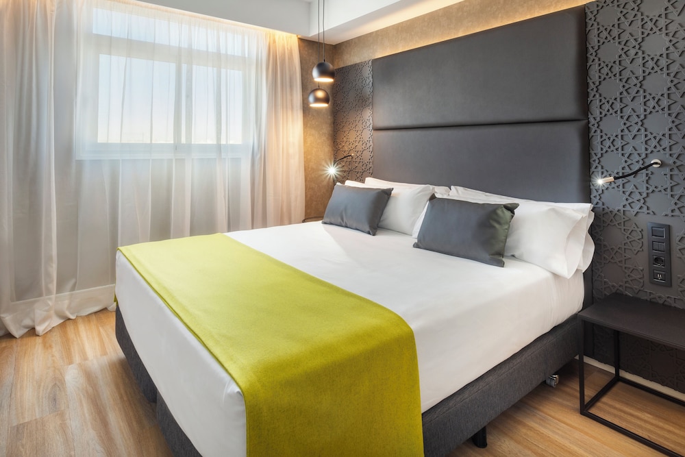 Premium Double Room, City View - Photo 3