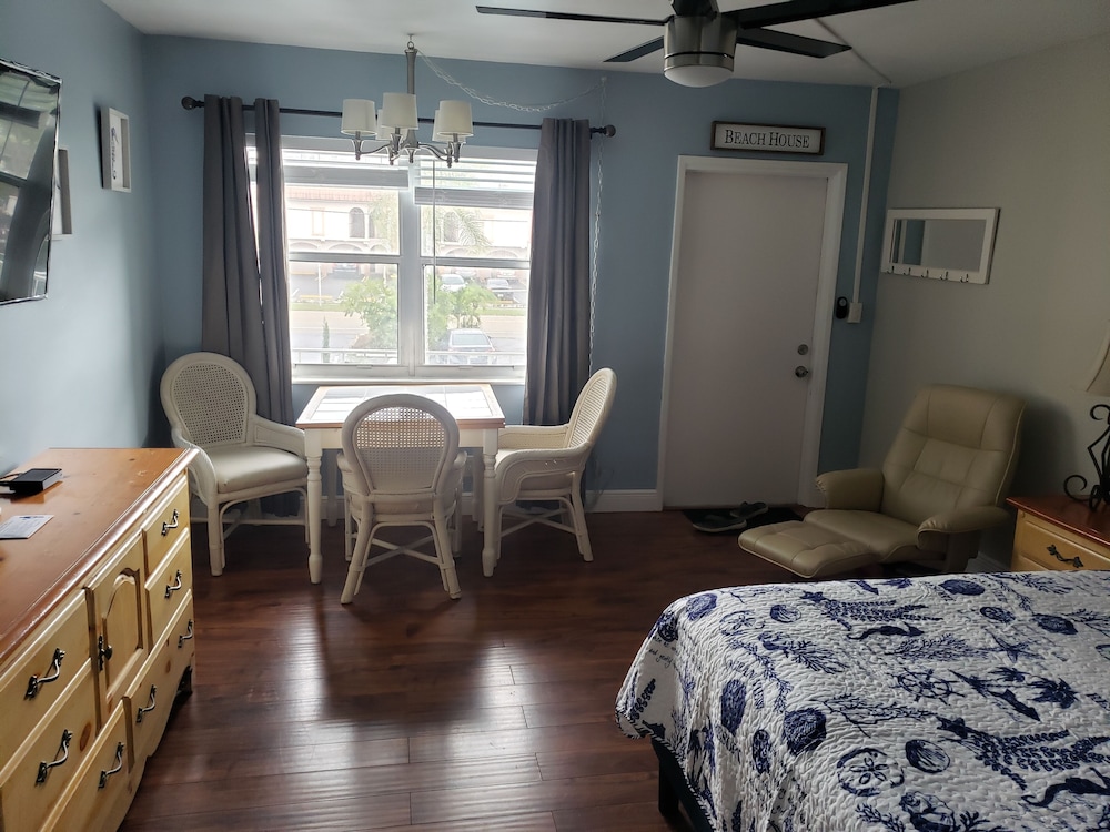 Junior Studio Suite, 1 Queen Bed photo 3
