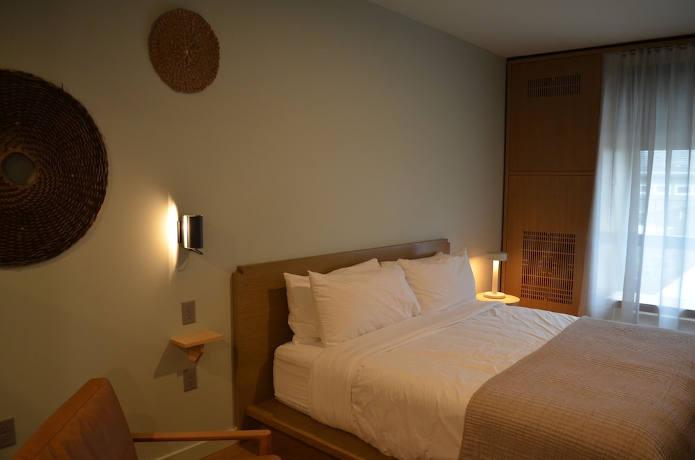 Stonebreaker Hotel, Foto 2