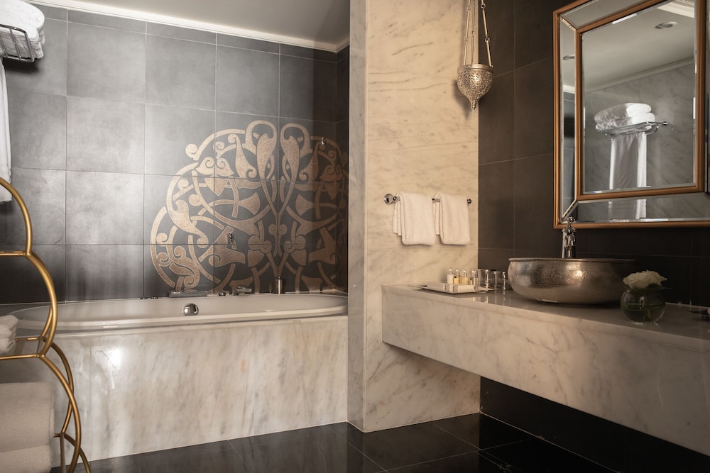 Imperial One Bedroom Suite King, Club Lounge access/benefits, afternoon tea, luxury spa facilities