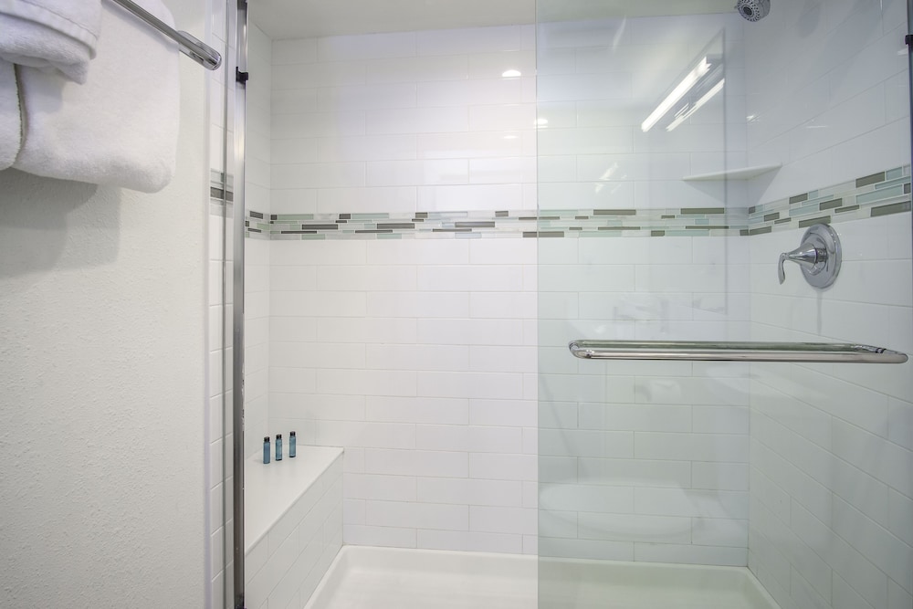 Deluxe Suite, 1 Bedroom, Mobility Accessible, Balcony (King) - Photo 10