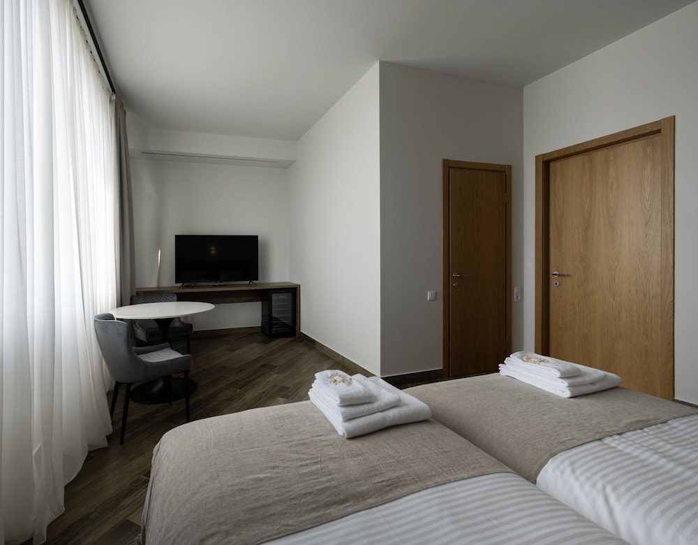 Superior Twin Room, Mountain View photo 1