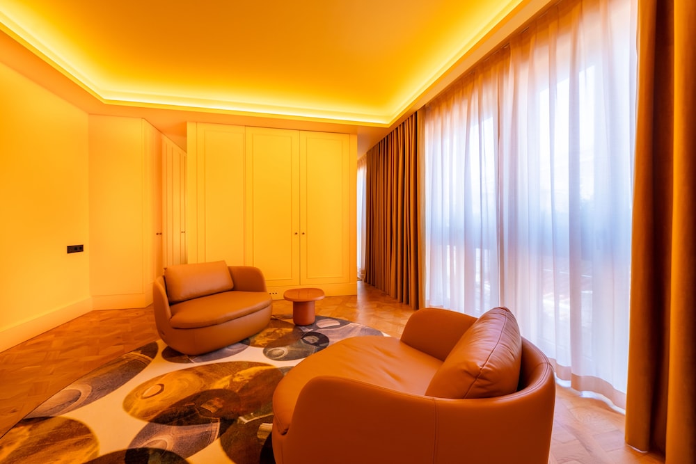 Legacy Suite - Photo 4