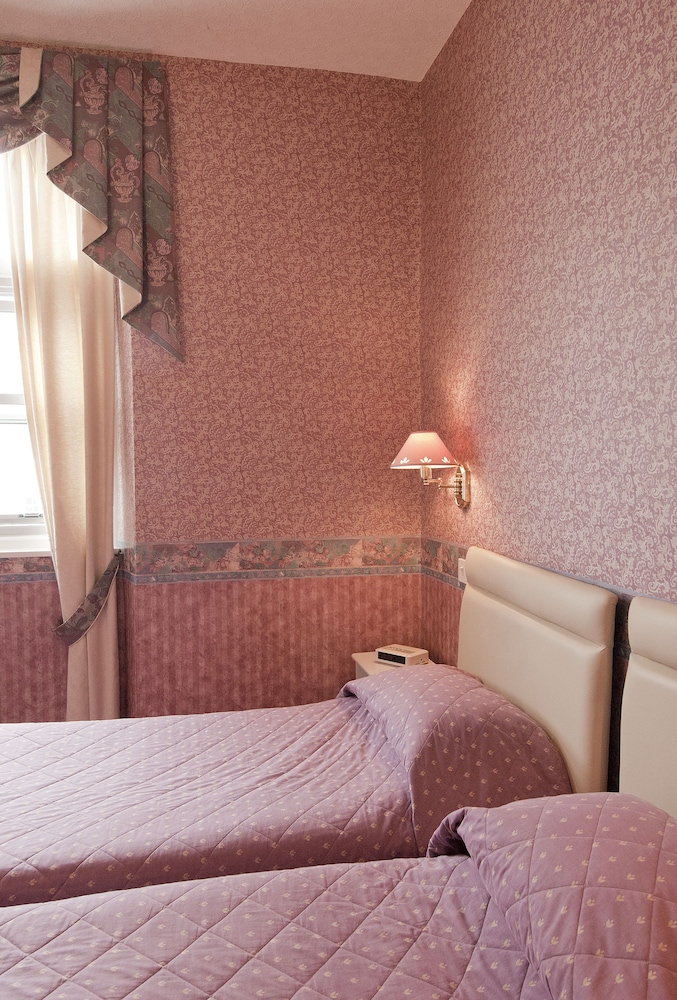 Basic Twin Room, 2 Twin Beds, Non Smoking photo 2