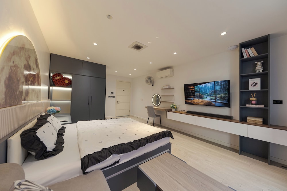 Room, City View