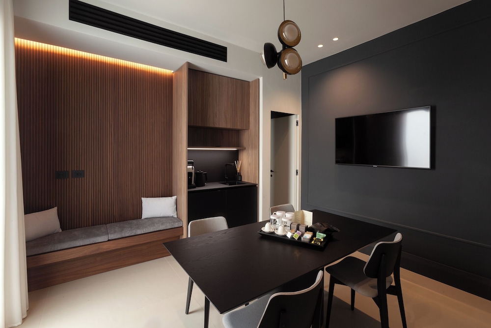 Executive Suite - Photo 9